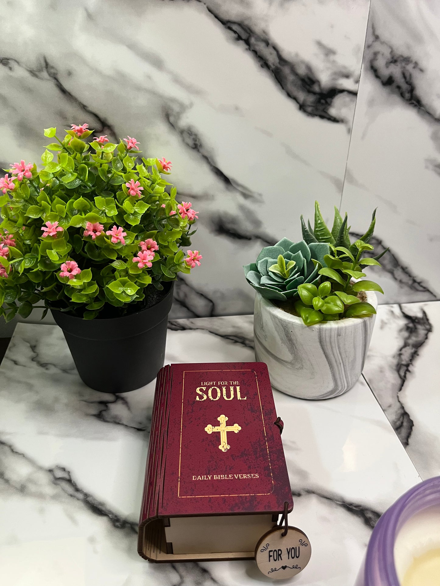 VerseNest™ — Bible verse holder.