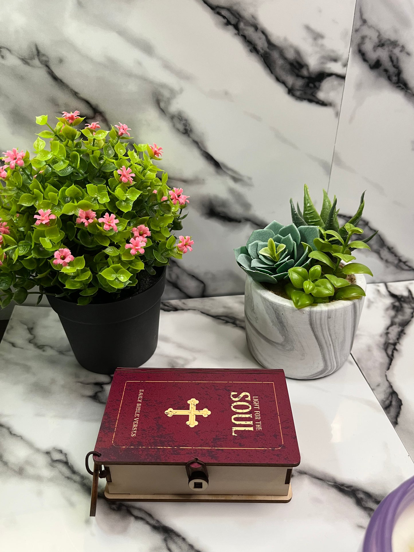 VerseNest™ — Bible verse holder.
